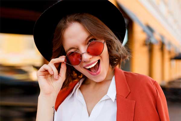 وقتی عینک آفتابی جای امضا می‌نشیند