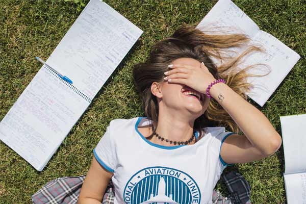 عینک آفتابی و نقش آن در افزایش تمرکز هنگام مطالعه در فضای باز